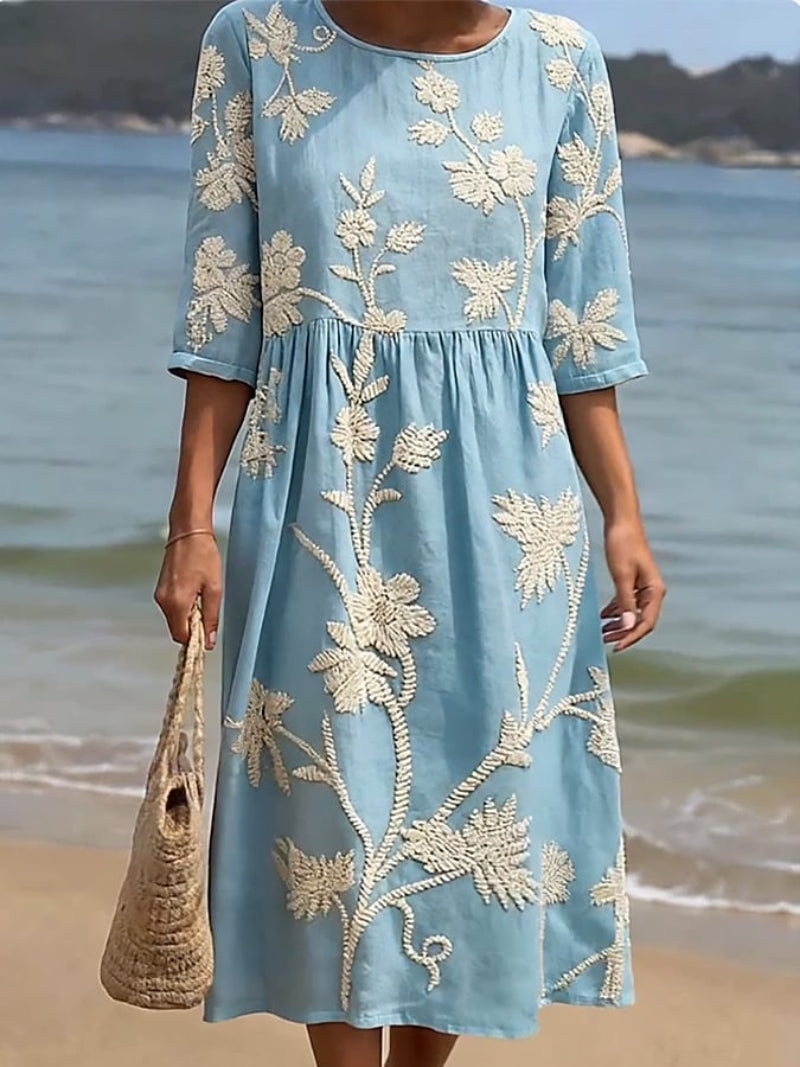 Vrouwelijke casual jurk met bloemenprint.