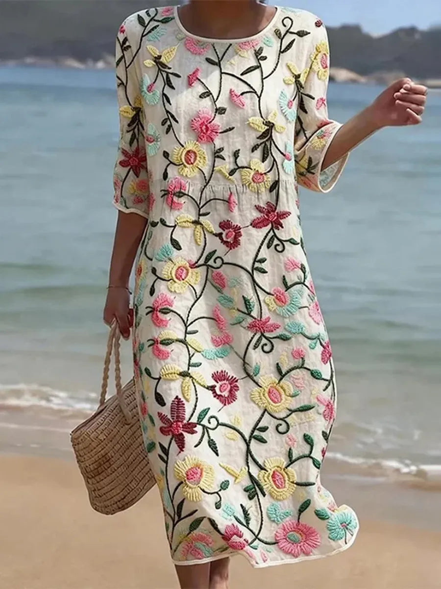 Vrouwelijke casual jurk met bloemenprint.