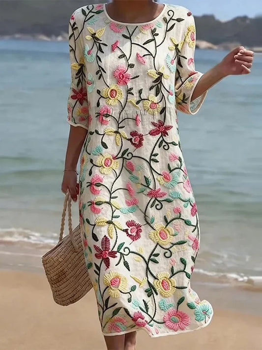 Vrouwelijke casual jurk met bloemenprint.