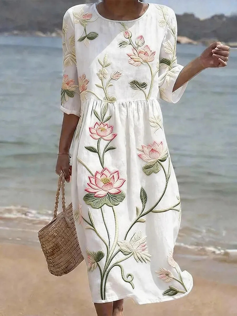 Vrouwelijke casual jurk met bloemenprint.