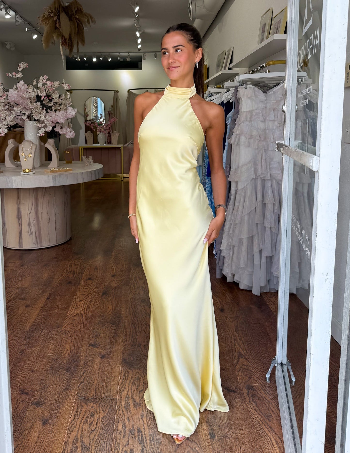 ZEYNEP | Elegante Satijnen Maxijurk met Halter-Uitsnijding