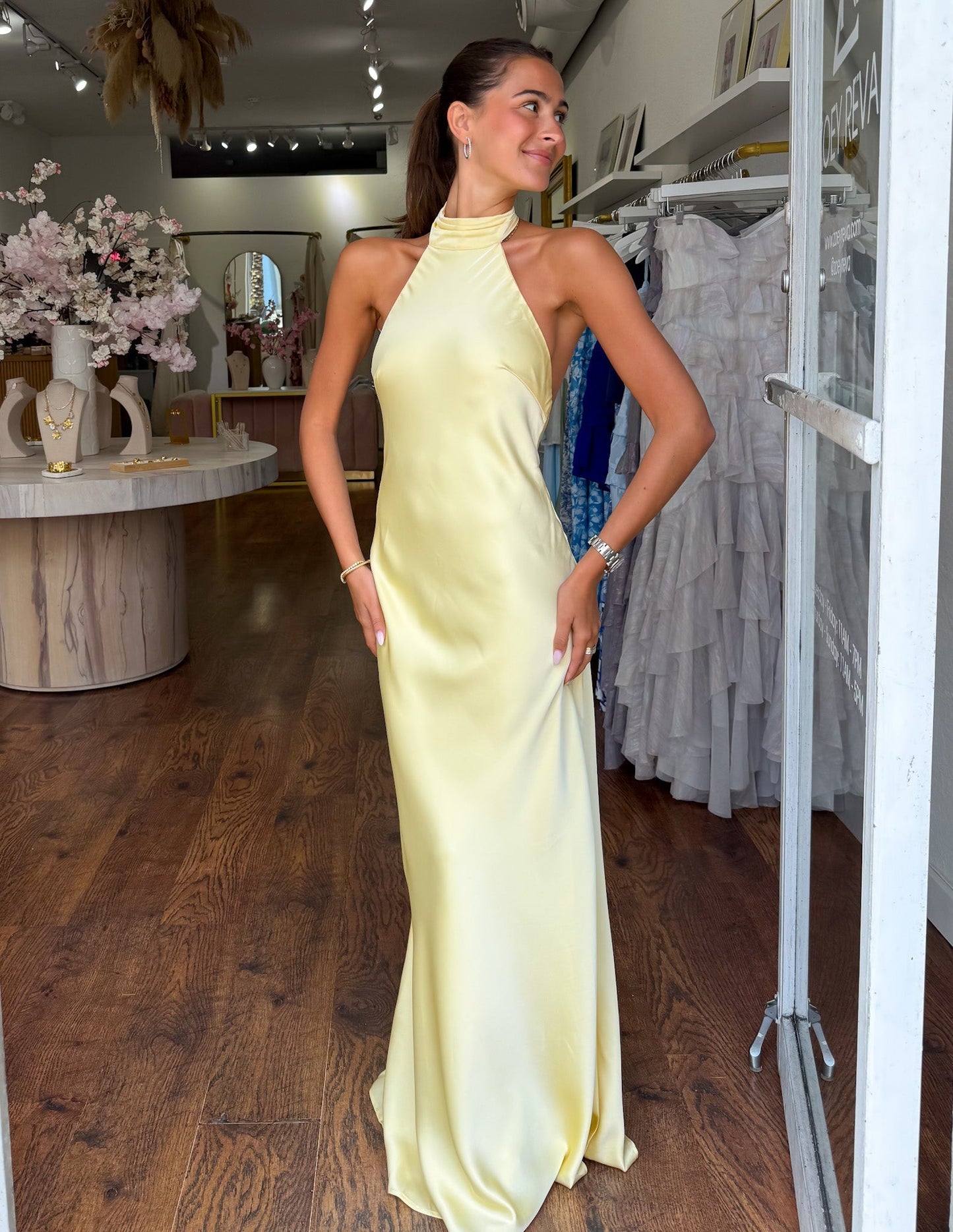 ZEYNEP | Elegante Satijnen Maxijurk met Halter-Uitsnijding