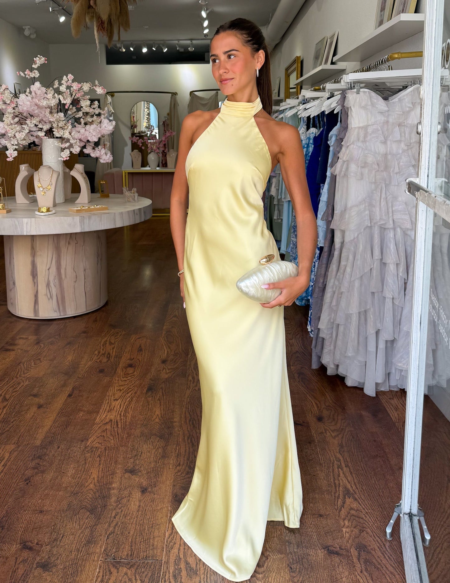 ZEYNEP | Elegante Satijnen Maxijurk met Halter-Uitsnijding