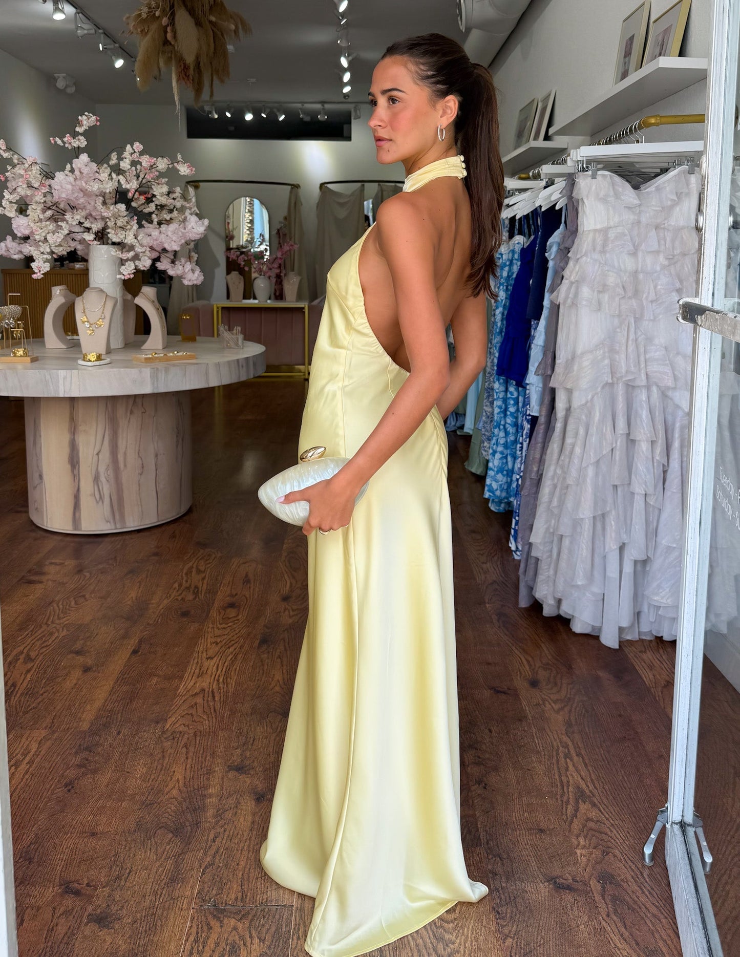 ZEYNEP | Elegante Satijnen Maxijurk met Halter-Uitsnijding