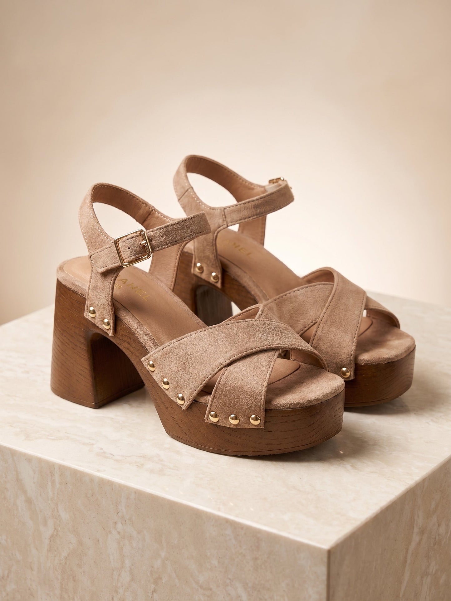 Sandalen Gaia — taupe, gekruiste banden en gouden studs